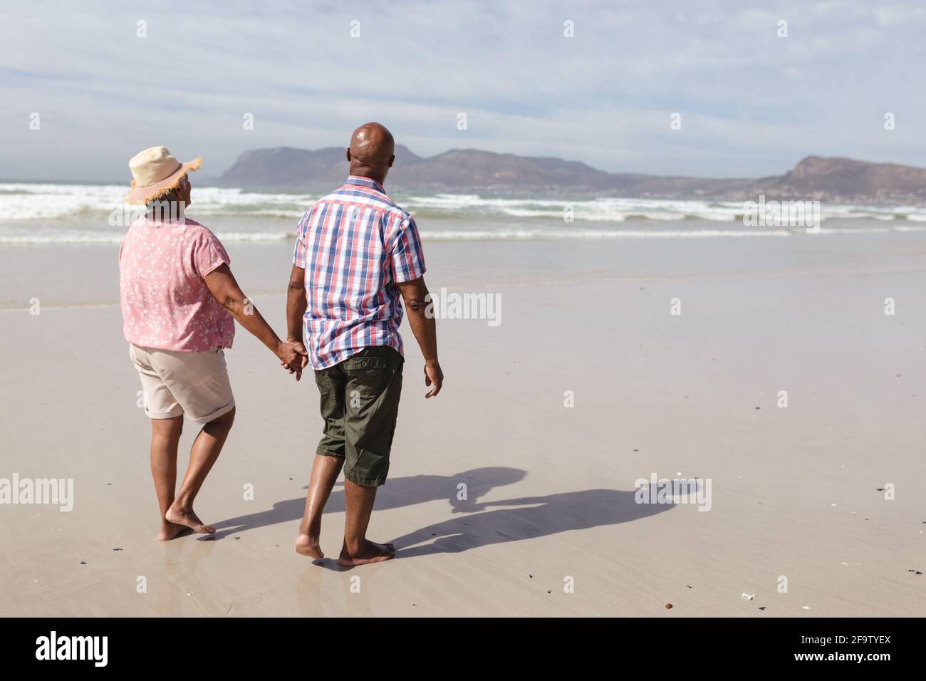Couple holding hands walking hi-res stock photography and images - Alamy