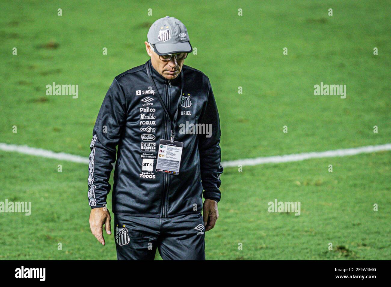 Santos, Brazil. 20th Apr, 2021. Coach Ariel Holan in the match between Santos x Barcelona SC valid for the 1st round of Group C of the 2021 Libertaodres. The match takes place this Tuesday night (20), at the Urbano Caldeira Stadium, Vila Belmiro, in the city of Santos, in São Paulo . Credit: Van Campos/FotoArena/Alamy Live News Stock Photo