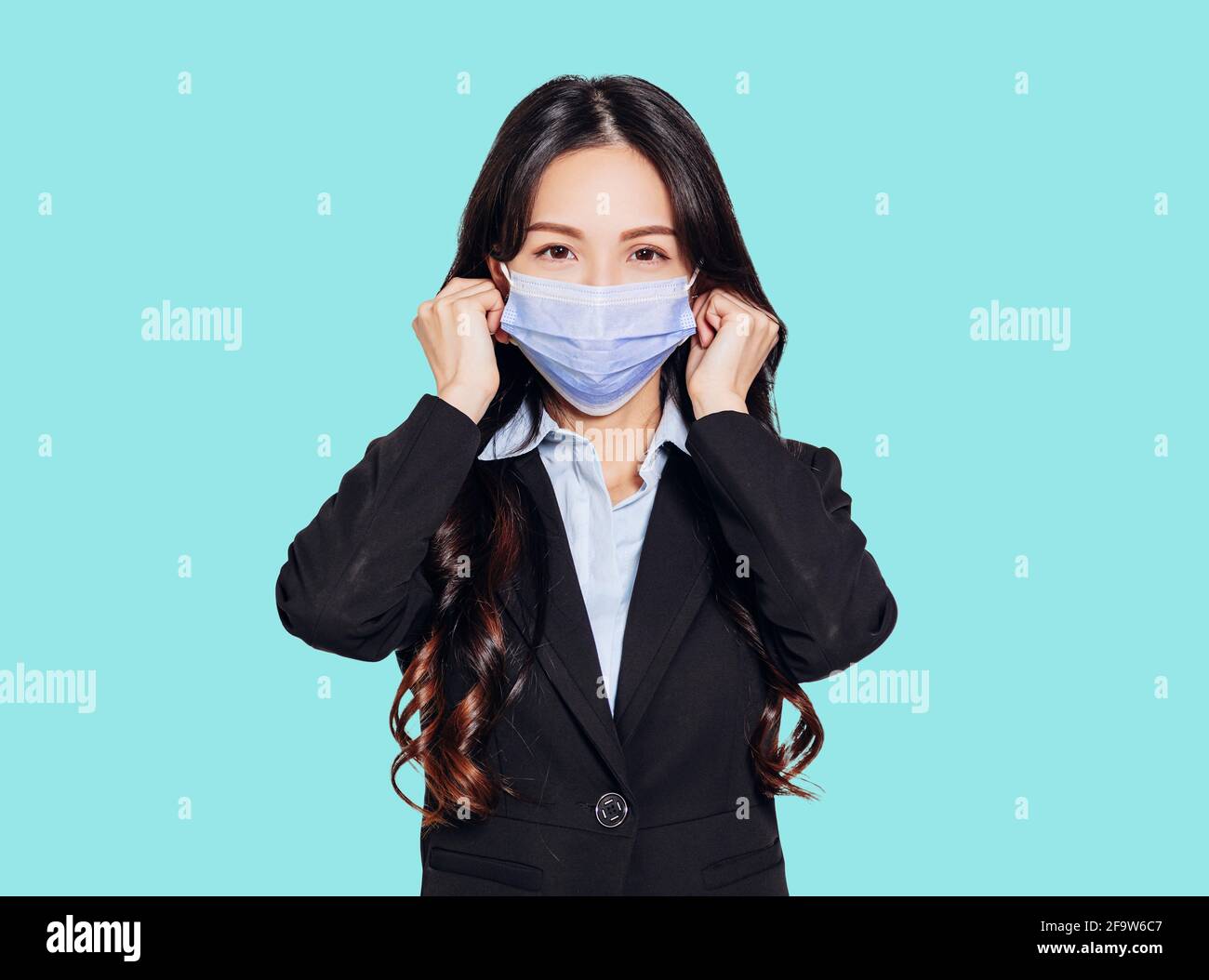 Woman wearing face mask pollution hi-res stock photography and images ...