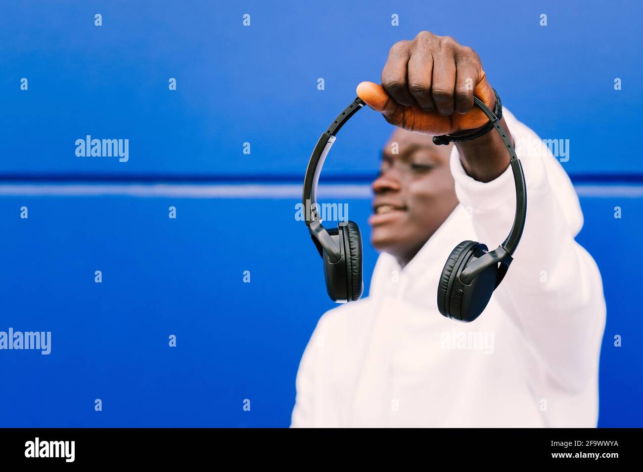 Man wearing white headphones hi-res stock photography and images - Alamy