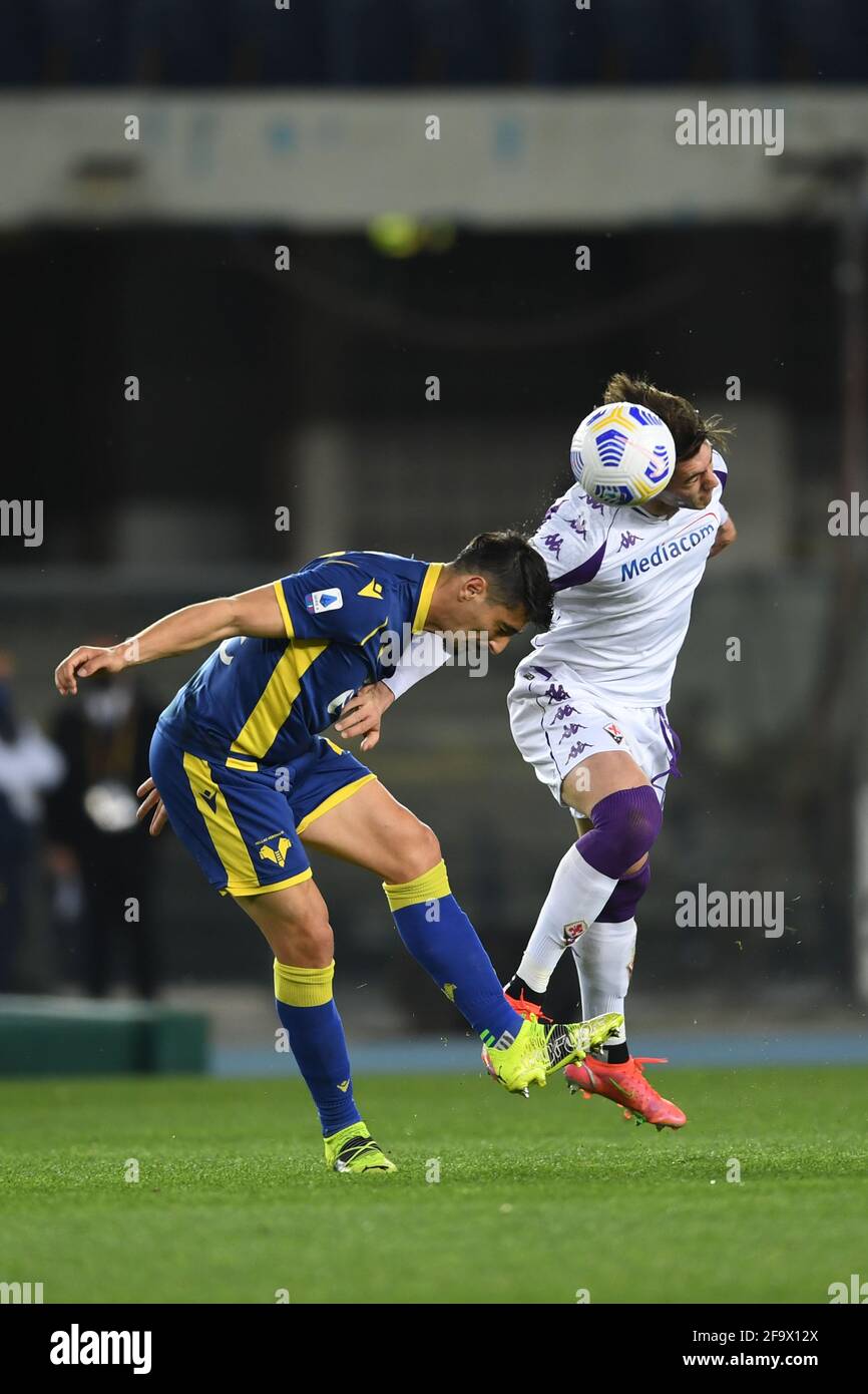 Koray Gunter (Hellas Verona)Dusan Vlahovic (Fiorentina) during the Italian  "Serie A" match between Hellas Verona 1-2 Fiorentina at Marc Antonio  Bentegodi Stadium on April 20, 2021 in Verona, Italy. Credit: Maurizio  Borsari/AFLO/Alamy