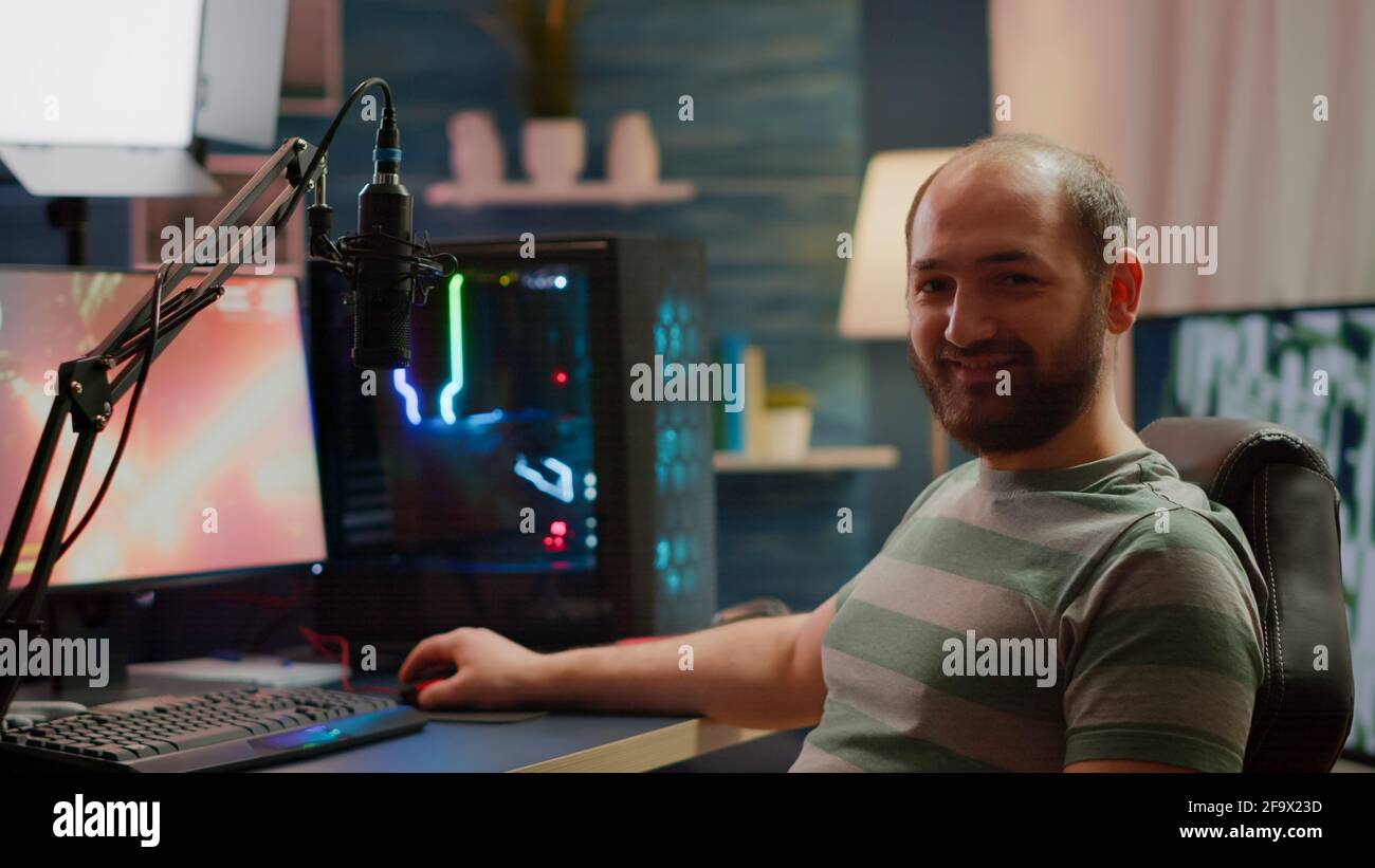 Videogamer olhando para um computador poderoso jogando um jogo de tiro  virtual tarde da noite na sala de estar. transmissão cibernética online  durante torneios de jogos usando tecnologia de rede sem fio