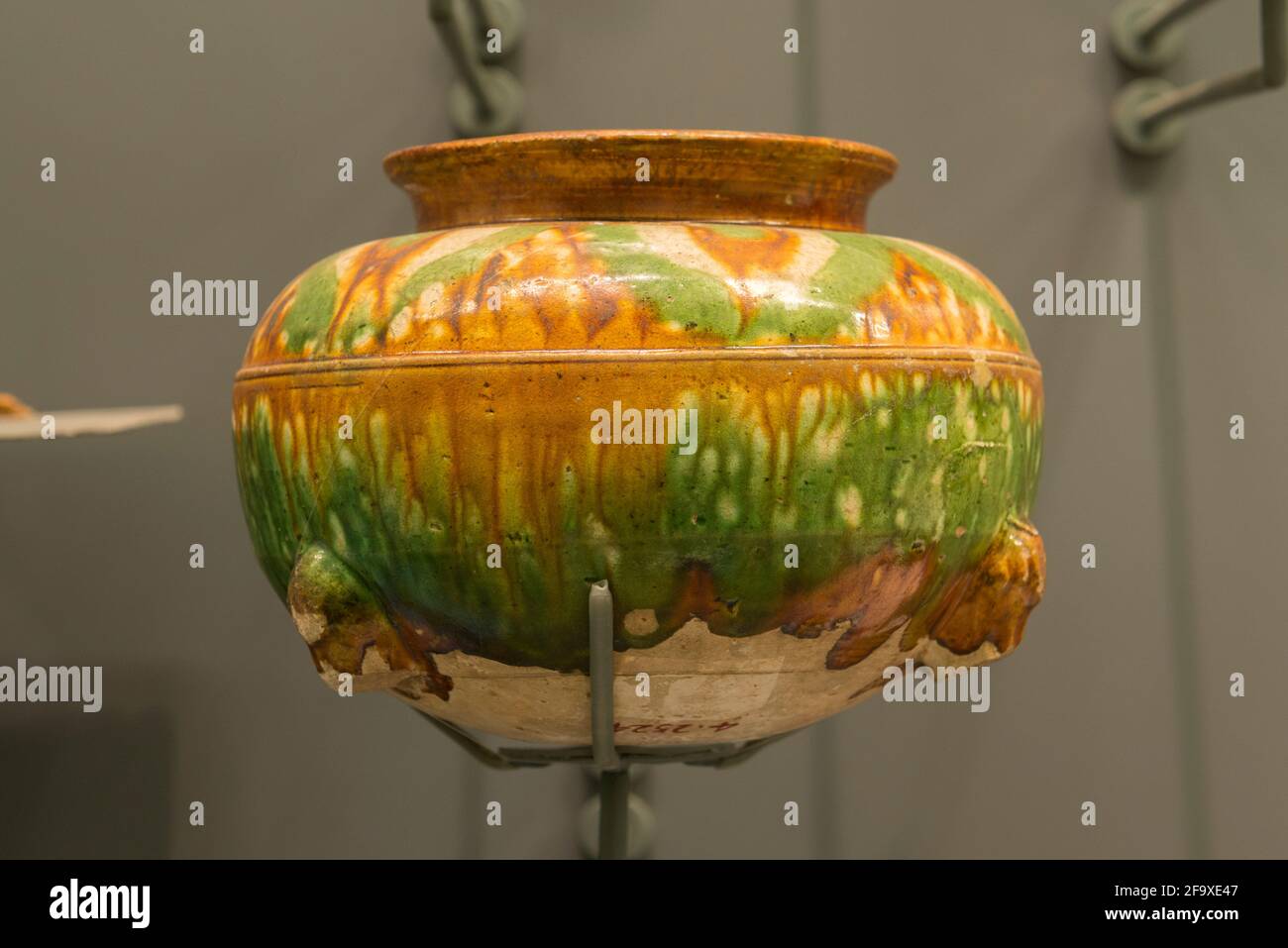 Tri-colored glazed pottery pot of the Tang Dynasty,  unearthed at Changping District, Beijing, China. Beijing Capital Museum. Stock Photo