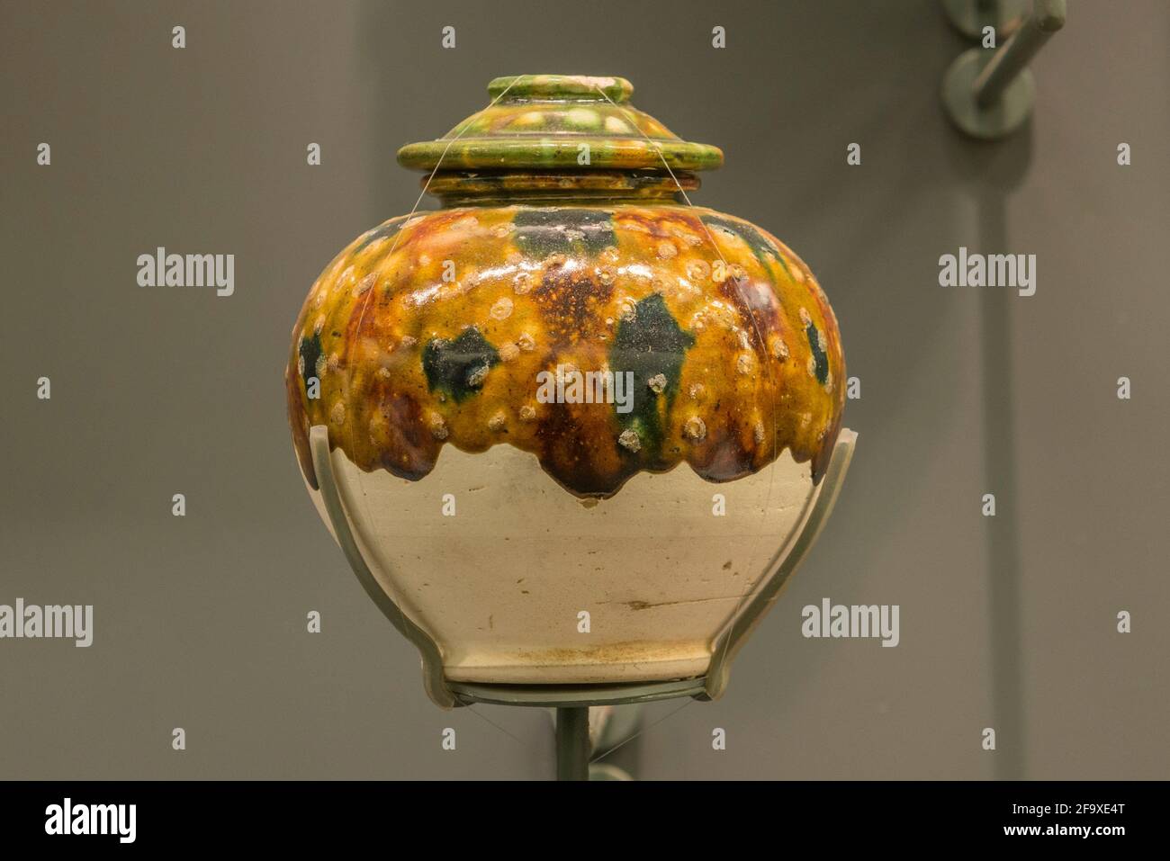 Tri-colored glazed pottery pot of the Tang Dynasty,  unearthed at Xihongmen, Daxing District, Beijing, China. Beijing Capital Museum. Stock Photo