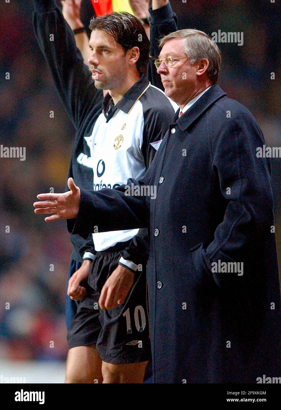 FA CUP ASTON VILLA V MAN UTD 6/1/2002 RUND VAN NISTELROOY ABOUT TO COME ON PICTURE DAVID ASHDOWN.FA CUP Stock Photo