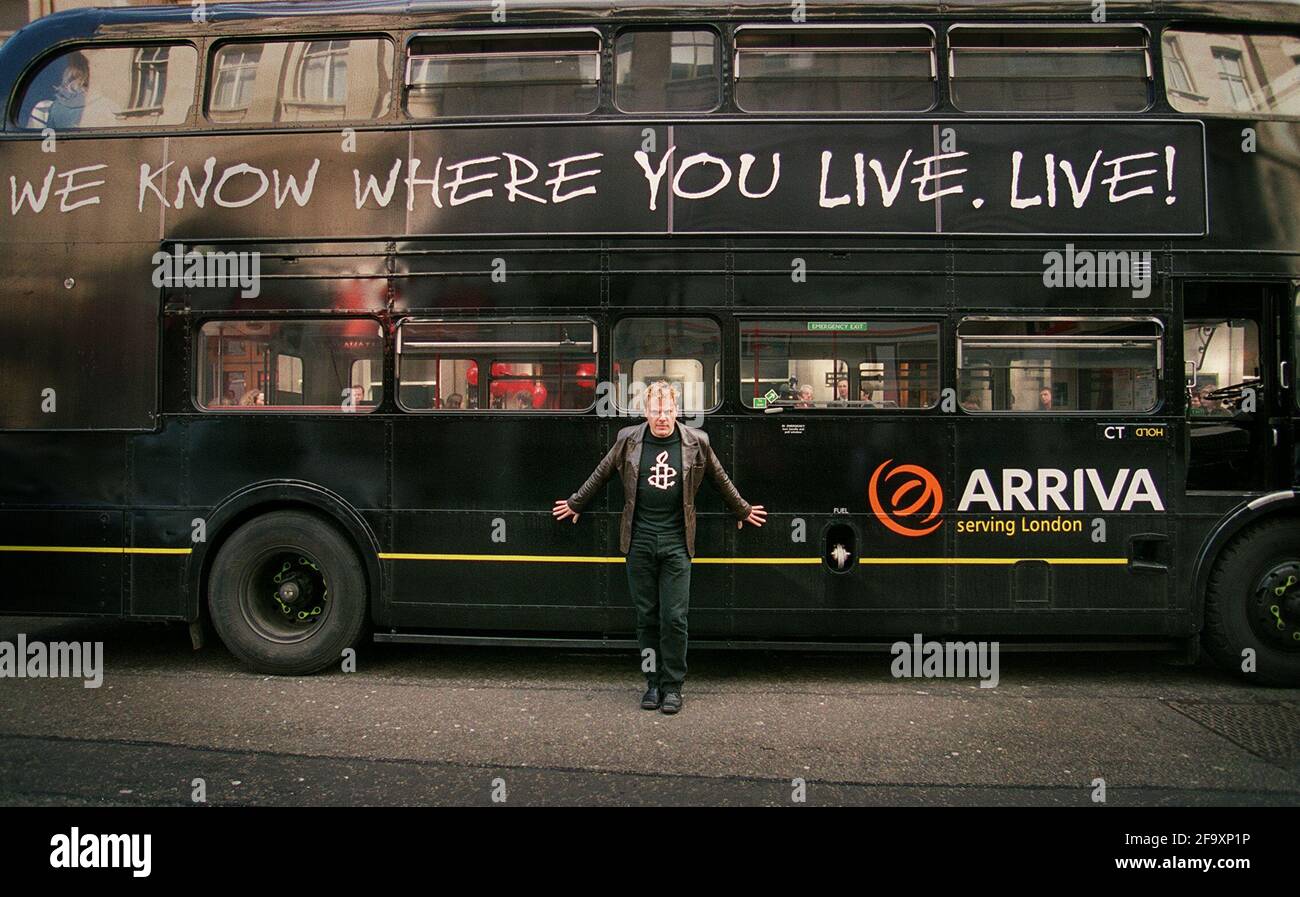THE COMEDIAN EDDIE IZZARD FOR AMNESTY INTERNATIONAL IN LONDON PUBLICISING HUMAN RIGHTS ABUSES IN BURMA,ARGENTINA AND CHINA/TIBET, AND THE COMIC EVENT 'WE KNOW WHERE YOU LIVE' TO BE HELD AT WEMBLEY ON 3/6/01 PILSTON Stock Photo