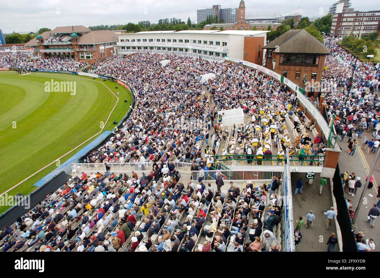 3rd TEST ENGLAND V AUSTRALIA  AT OLD TRAFFORD 5thDAY A FULL HOUSE AND PEOPLE LOCKED OUT 15/8/2005 PICTURE DAVID ASHDOWNTEST CRICKET Stock Photo