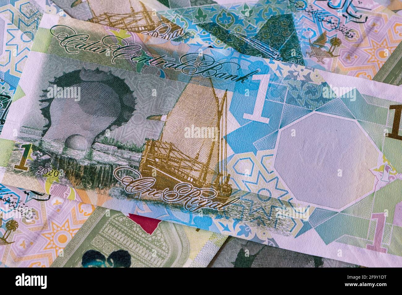 Qatari Rial 1 Close up of new 1 Qatari Riyal banknote Stock Photo - Alamy