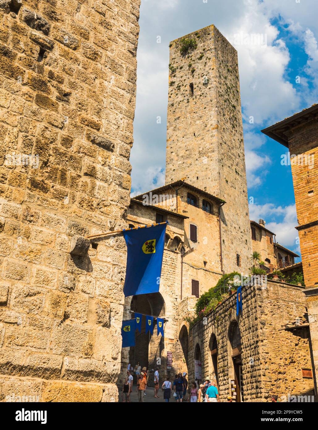 San Gimignano, Siena Province, Tuscany, Italy.  Typical street scene.  The historic centre of San Gimignano is a UNESCO World Heritage Site. Stock Photo