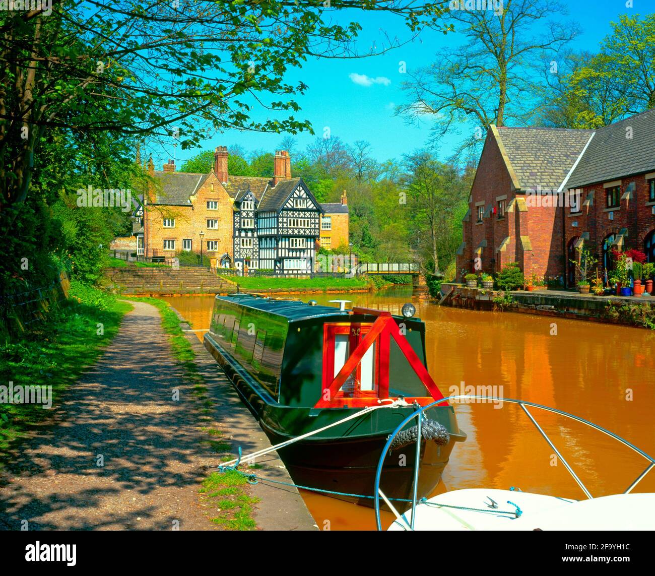 Uk England Salford Worsley The Packet House Bridgewater Canal With Natural Iron Stained 