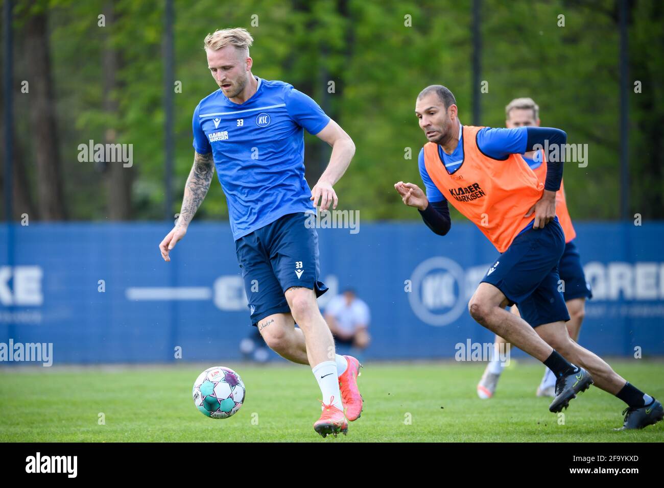 Philipp Hofmann (KSC) in a duels with Daniel Gordon (KSC). GES / Football / 2. Bundesliga: Karlsruher SC - afterwithtags training, April 21, 2021 Football / Soccer: 2. Bundesliga: KSC Training, Karlsruhe, April 21, 2021 | usage worldwide Stock Photo