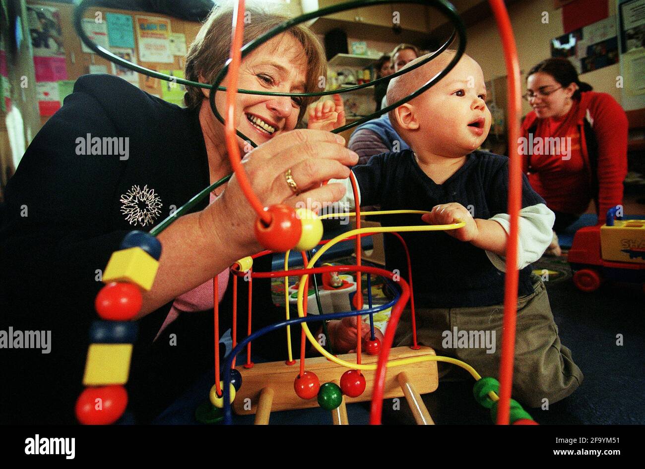 MARGARET HODGE PLAYS WITH IAN WHITEFORD FEB 2001 AT THE TOY LIBRARY IN PIMLICO. Stock Photo