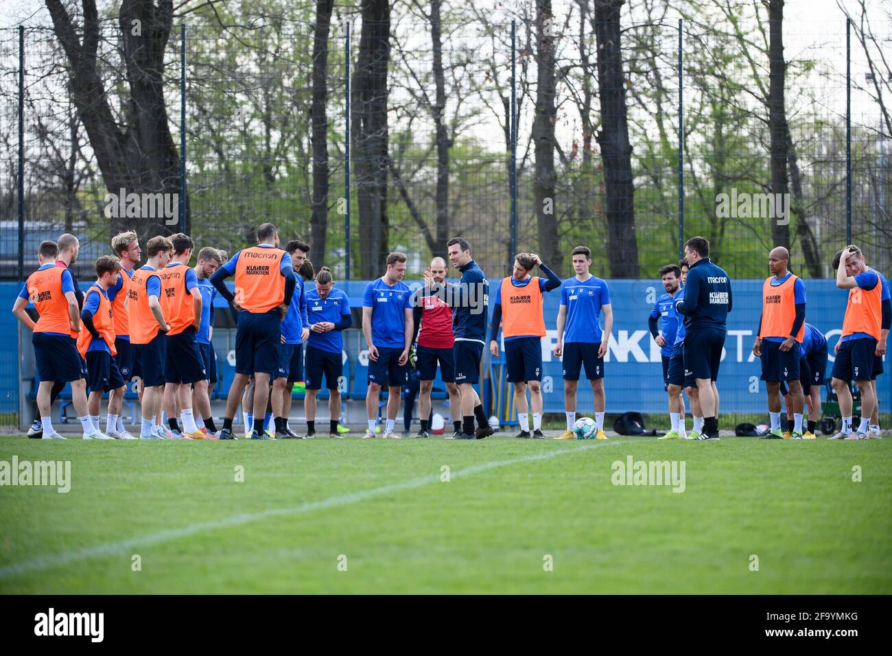 Karlsruhe, Deutschland. 21st Apr, 2021. coach Christian Eichner (KSC) gives instructions to the players. GES/Football/2. Bundesliga: Karlsruher SC - afterwithtags training, April 21, 2021 Football/Soccer: 2. Bundesliga: KSC Training, Karlsruhe, April 21, 2021 | usage worldwide Credit: dpa/Alamy Live News Stock Photo