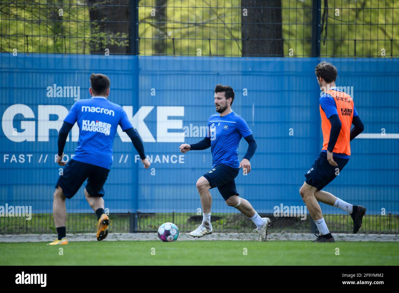 Karlsruhe, Deutschland. 21st Apr, 2021. Jerome Gondorf (KSC) on the ball, in a duels with left: Malik Batmaz (KSC) and right: Marlon Dinger (KSC). GES/Football/2. Bundesliga: Karlsruher SC - afterwithtags training, April 21, 2021 Football/Soccer: 2. Bundesliga: KSC Training, Karlsruhe, April 21, 2021 | usage worldwide Credit: dpa/Alamy Live News Stock Photo