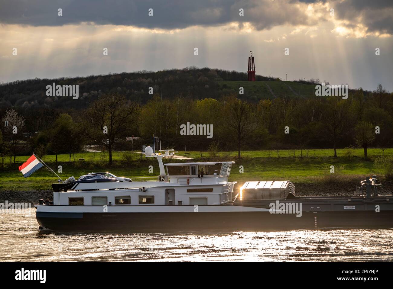 Cargo ship on the Rhine near Duisburg-Beeckerwerth, Rheinpreussen slagheap in Moers, slagheap sign Das Geleucht, Duisburg, NRW, Germany Stock Photo