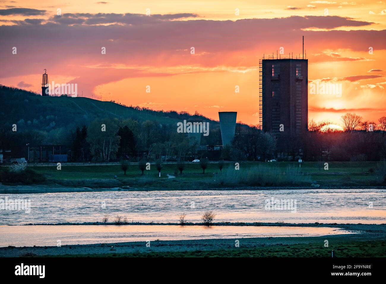 River Rhine near Duisburg-Beeckerwerth, Rheinpreussen slagheap in Moers, slagheap sign Das Geleucht, winding tower of the former Rheinpreussen collier Stock Photo