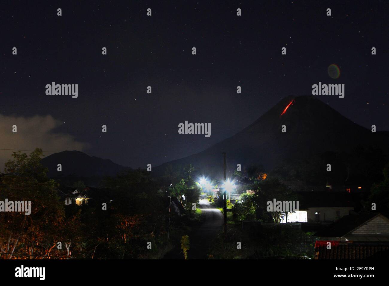 Picture show lava flowing from the crater of Mount Merapi, Indonesia's ...