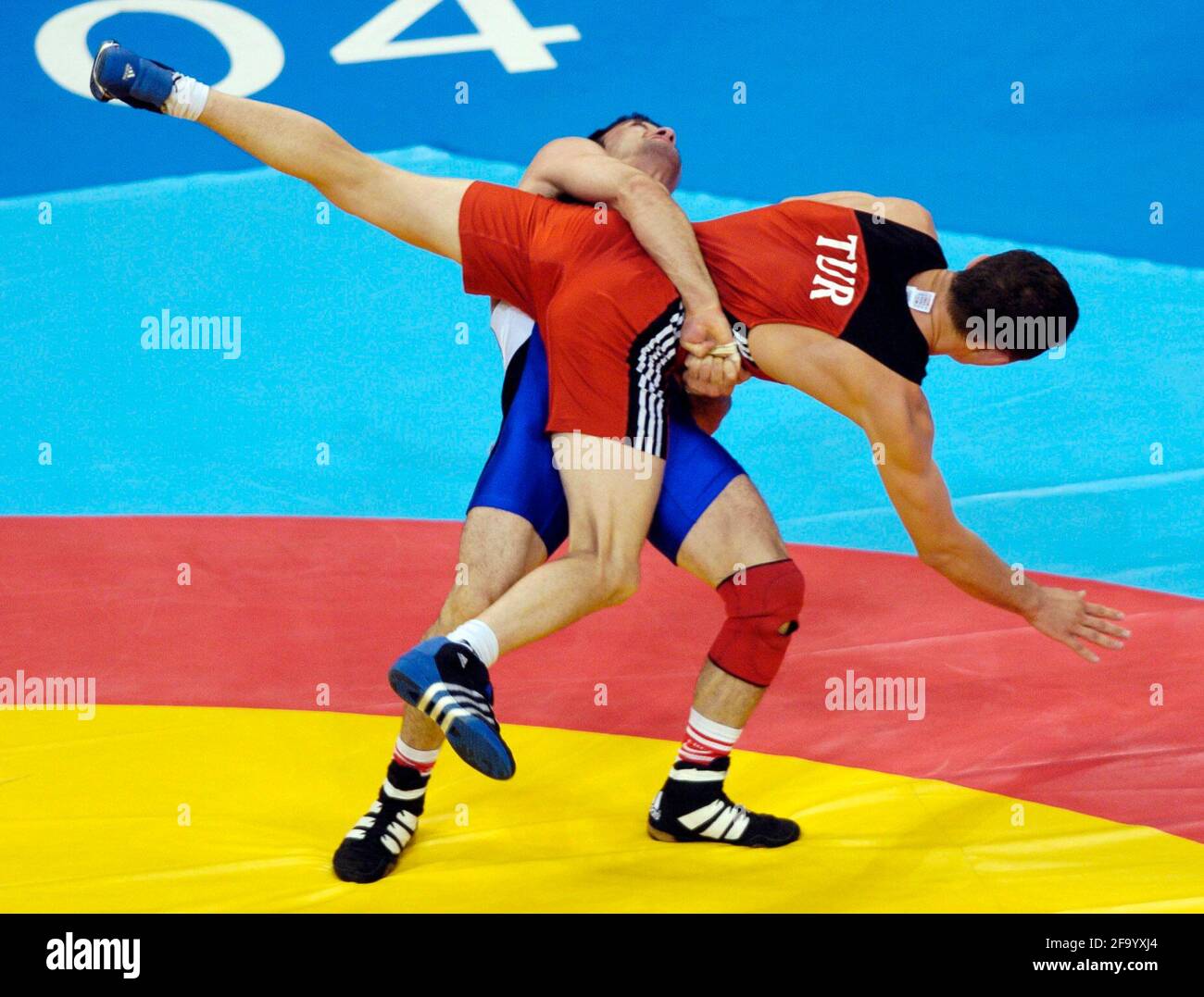 OLYMPIC GAMES IN ATHENS 2004. 25/8/2004  GRECO-ROMAN WRESTLING 60kg SEREF TUFENK (TUR) AND ALI ASHKANI (IRI) PICTURE DAVID ASHDOWNOLYMPIC GAMES ATHENS 2004 Stock Photo