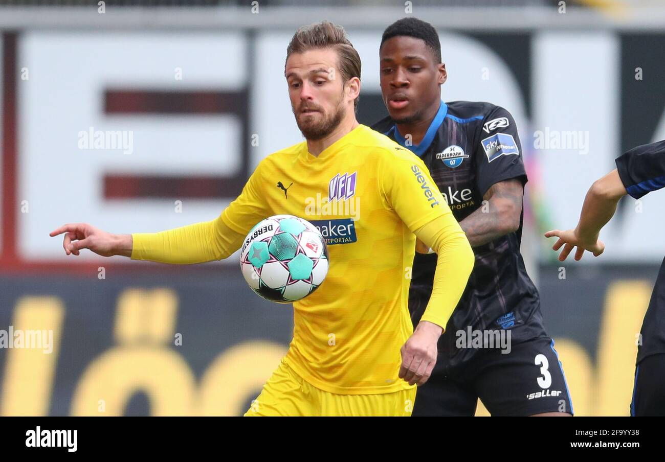 Paderborn, Germany. 21st Apr, 2021. Football: 2nd Bundesliga, SC Paderborn 07 - VfL Osnabrück, Matchday 30 at Benteler-Arena. Paderborn's Frederic Ananou (r) battles for the ball with Osnabrück's Christian Santos (l). Credit: Friso Gentsch/dpa - IMPORTANT NOTE: In accordance with the regulations of the DFL Deutsche Fußball Liga and/or the DFB Deutscher Fußball-Bund, it is prohibited to use or have used photographs taken in the stadium and/or of the match in the form of sequence pictures and/or video-like photo series./dpa/Alamy Live News Stock Photo