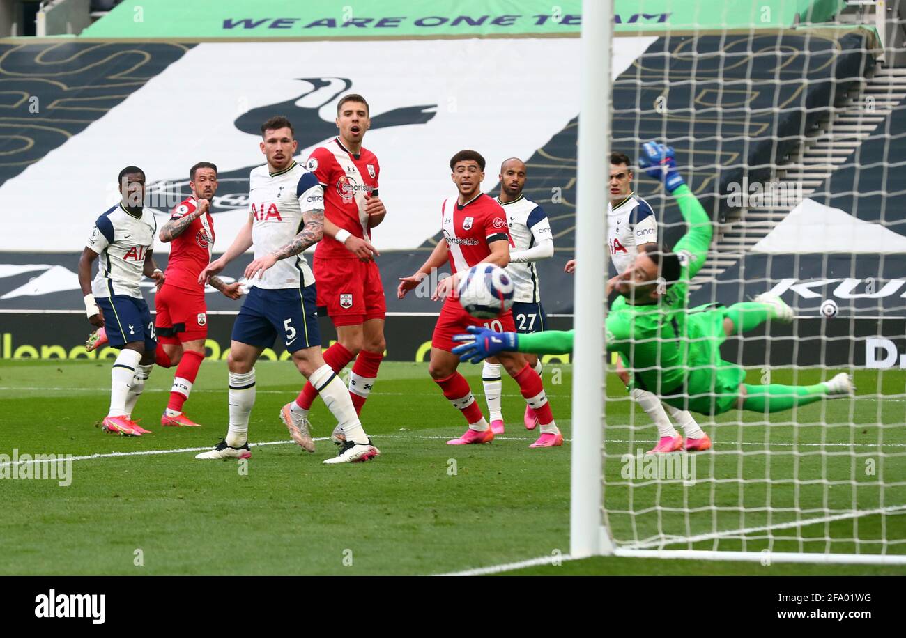 Southampton's Danny Ings (left) scores the opening goal during the Premier League match at the Tottenham Hotspur Stadium, London. Picture date: Wednesday April 21, 2021. Stock Photo