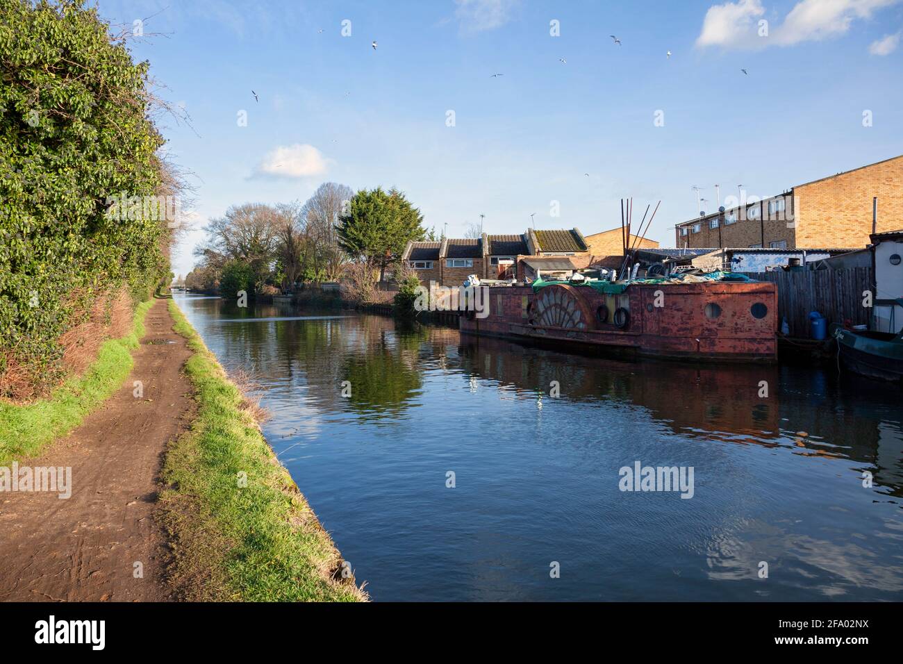 UK, England, London, Southall, Grand Union Canal Walk near Willowbrook
