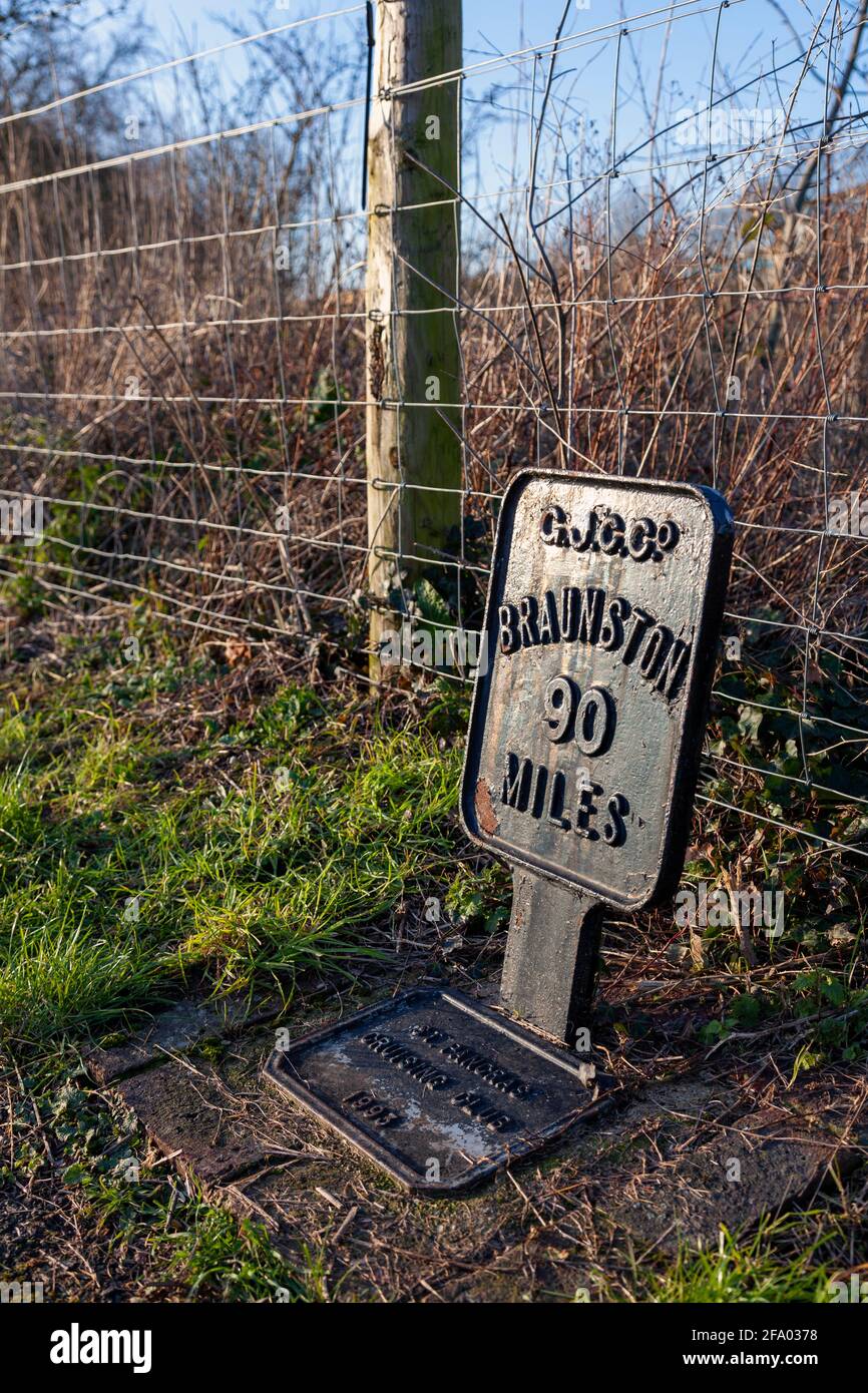 UK, England, London, Hanwell, Grand Union Canal with Mileage Sign showing 90 Miles to Braunston Stock Photo