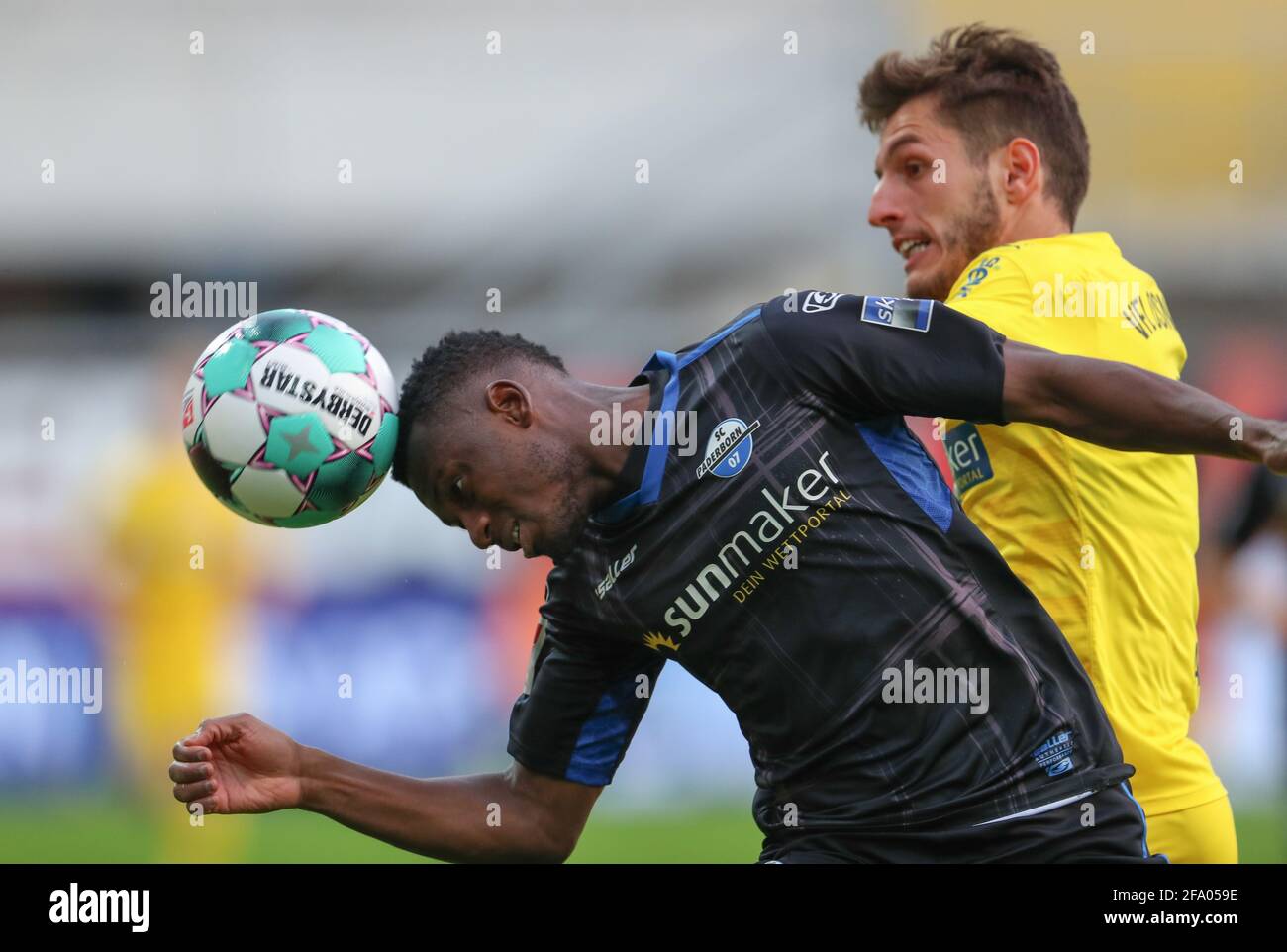 Paderborn, Germany. 21st Apr, 2021. Football: 2nd Bundesliga, SC Paderborn 07 - VfL Osnabrück, Matchday 30 at Benteler-Arena. Paderborn's Jamilu Collins (l) fights for the ball with Osnabrück's Bashkim Ajdini (r). Credit: Friso Gentsch/dpa - IMPORTANT NOTE: In accordance with the regulations of the DFL Deutsche Fußball Liga and/or the DFB Deutscher Fußball-Bund, it is prohibited to use or have used photographs taken in the stadium and/or of the match in the form of sequence pictures and/or video-like photo series./dpa/Alamy Live News Stock Photo