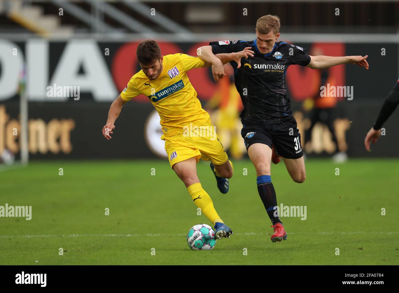 Paderborn, Germany. 21st Apr, 2021. Football: 2nd Bundesliga, SC Paderborn 07 - VfL Osnabrück, Matchday 30 at Benteler-Arena. Paderborn's Svante Ingelsson (r) battles for the ball with Osnabrück's Bashkim Ajdini (l). Credit: Friso Gentsch/dpa - IMPORTANT NOTE: In accordance with the regulations of the DFL Deutsche Fußball Liga and/or the DFB Deutscher Fußball-Bund, it is prohibited to use or have used photographs taken in the stadium and/or of the match in the form of sequence pictures and/or video-like photo series./dpa/Alamy Live News Stock Photo