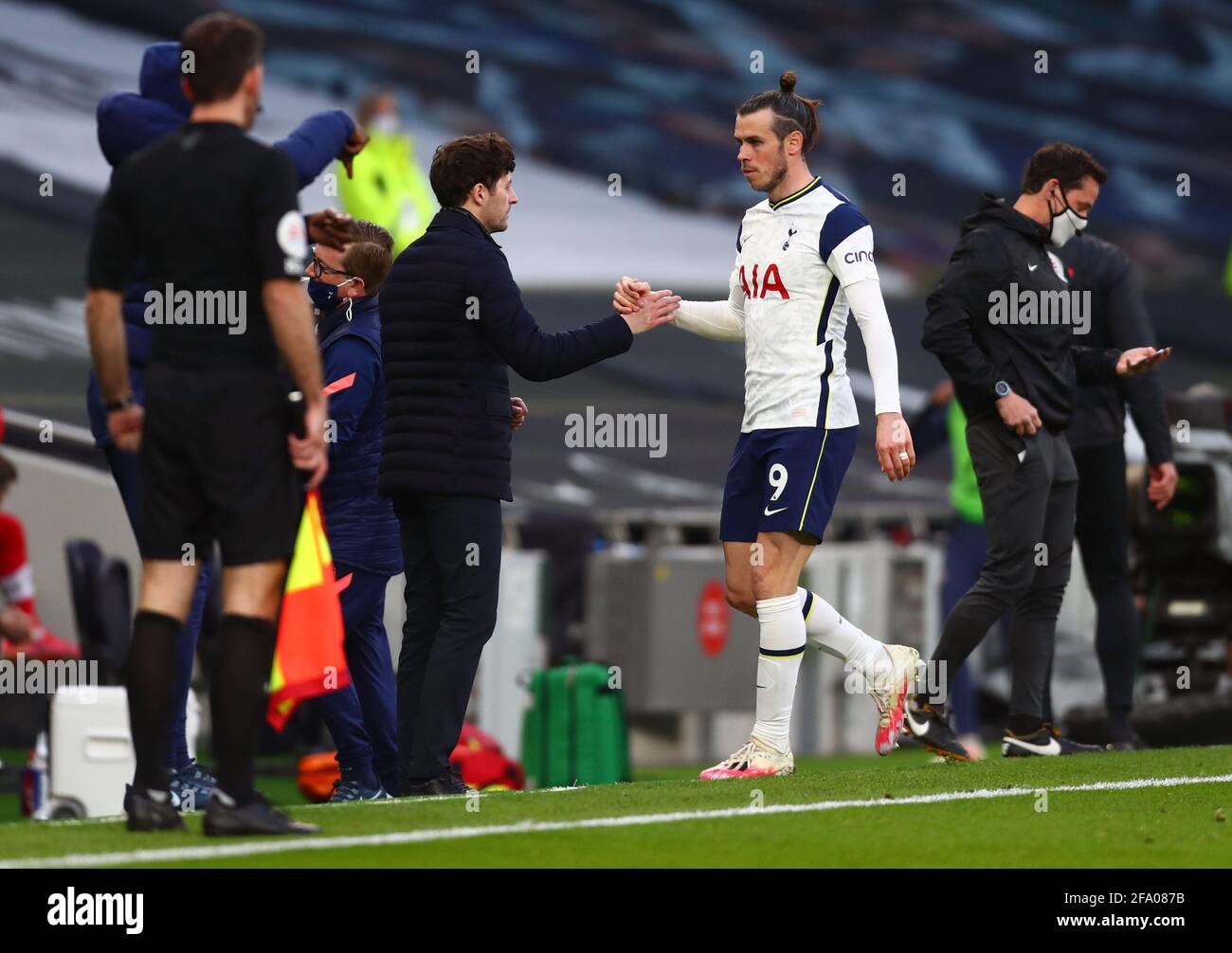 Tottenham Hotspur's Gareth Bale (right) with Interim manager Ryan Mason during the Premier League match at the Tottenham Hotspur Stadium, London. Picture date: Wednesday April 21, 2021. Stock Photo