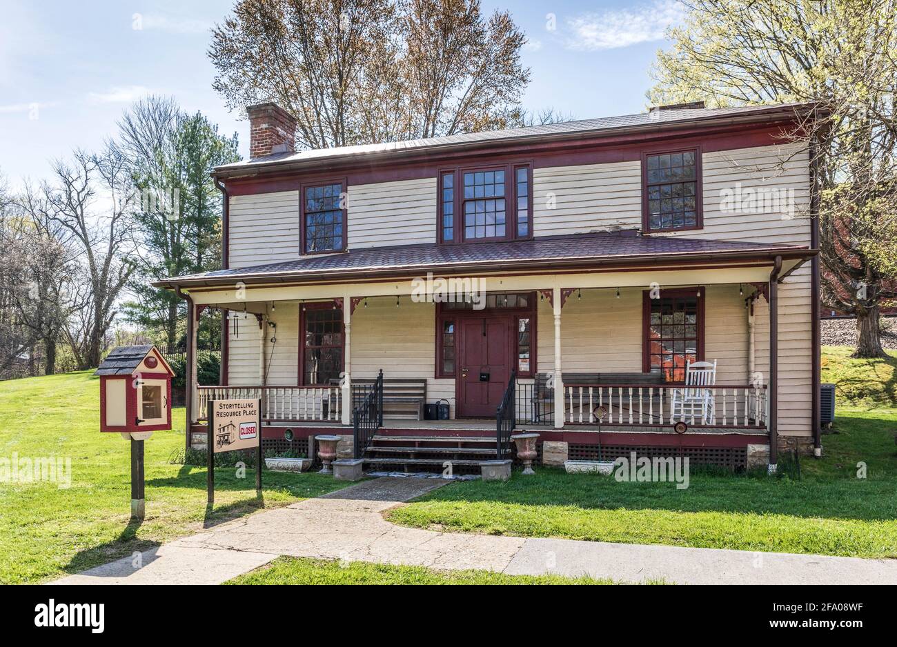 JONESBOROUGH, TN, USA--9 APRIL 2021: Slemon's House, built in the 1840s, now serves as the 'Storytelling Resource Place' . Stock Photo