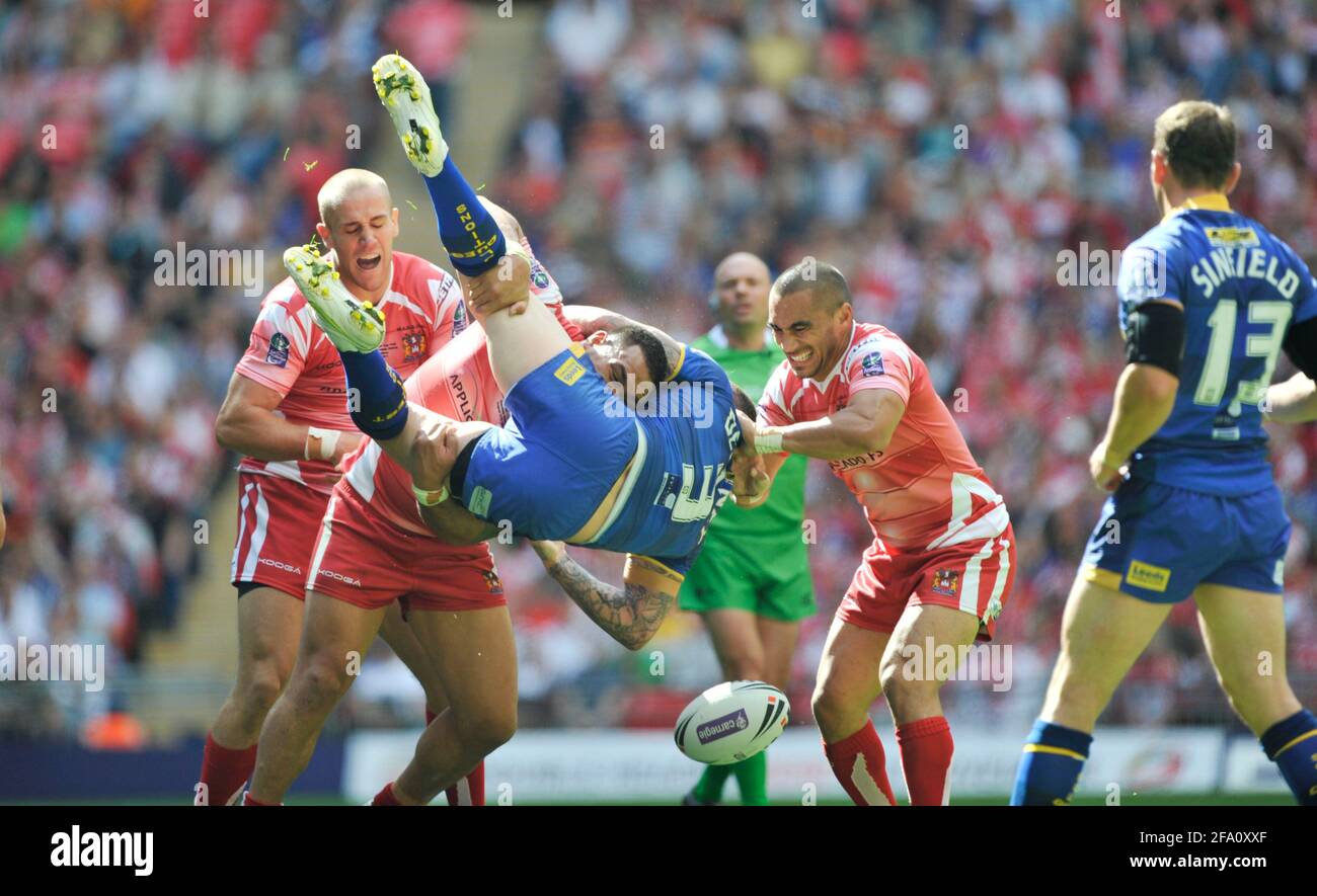 RUGBY LEAGUE. CARNEGIE CHALLENGE CUP FINAL AT WEMBLEY. LEEDS V WIGAN.. N0 3 BRETT DELANEY IS PICKED UP.  27/8/2011. PICTURE DAVID ASHDOWN Stock Photo