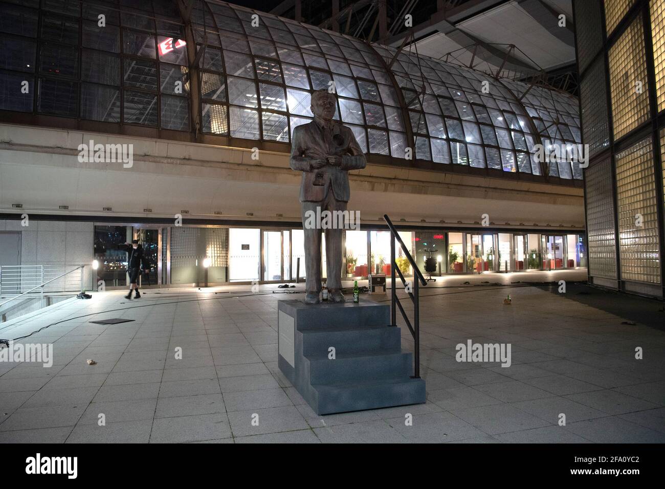 21 April 2021, Berlin A largerthanlife statue at the main station shows entertainer Klaas