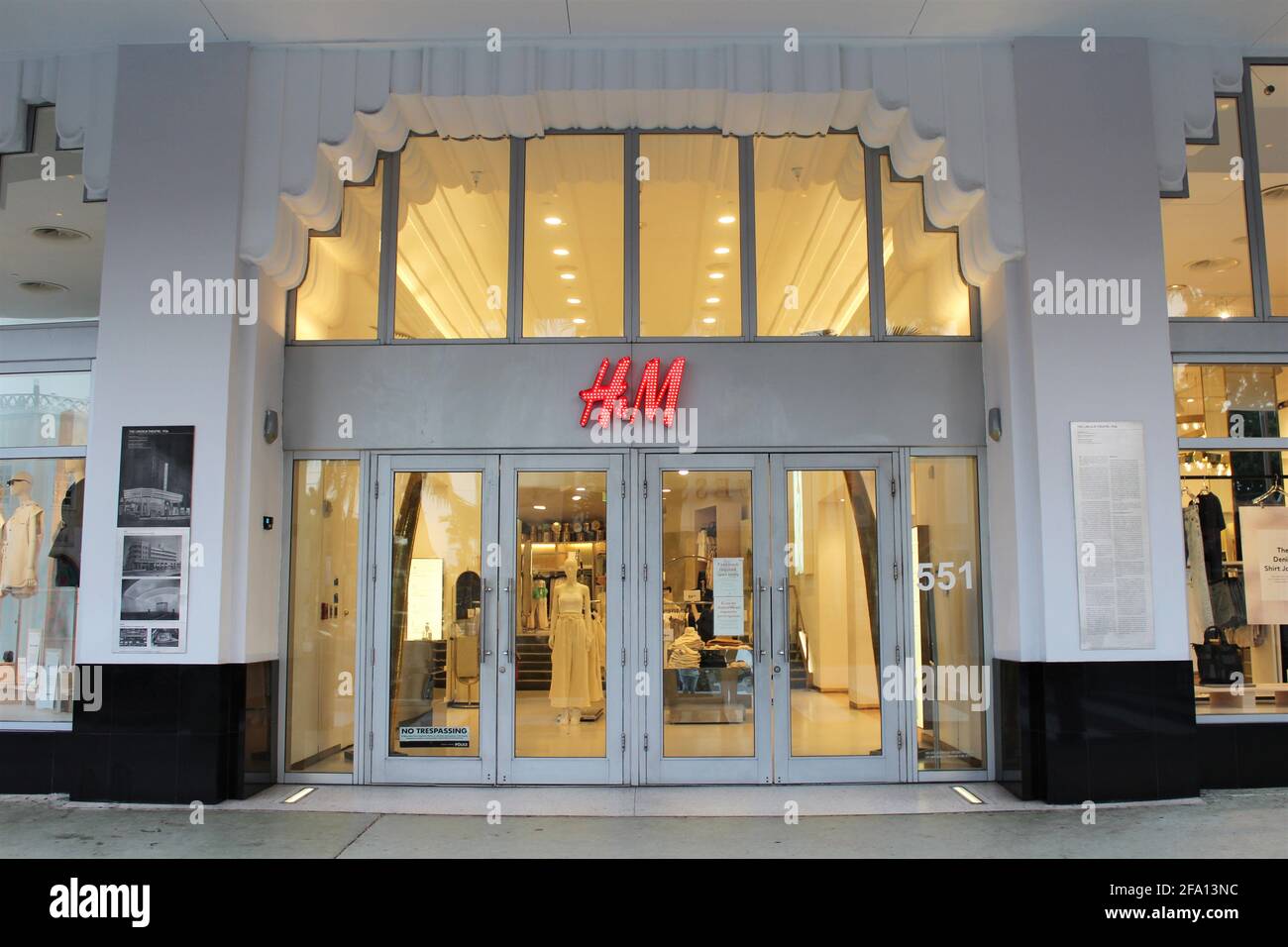 Facade of HM clothing store, a Swedish multinational chain of clothing  stores on Lincoln Road Mall. The store is underneath the Lincoln Theatre  Stock Photo - Alamy
