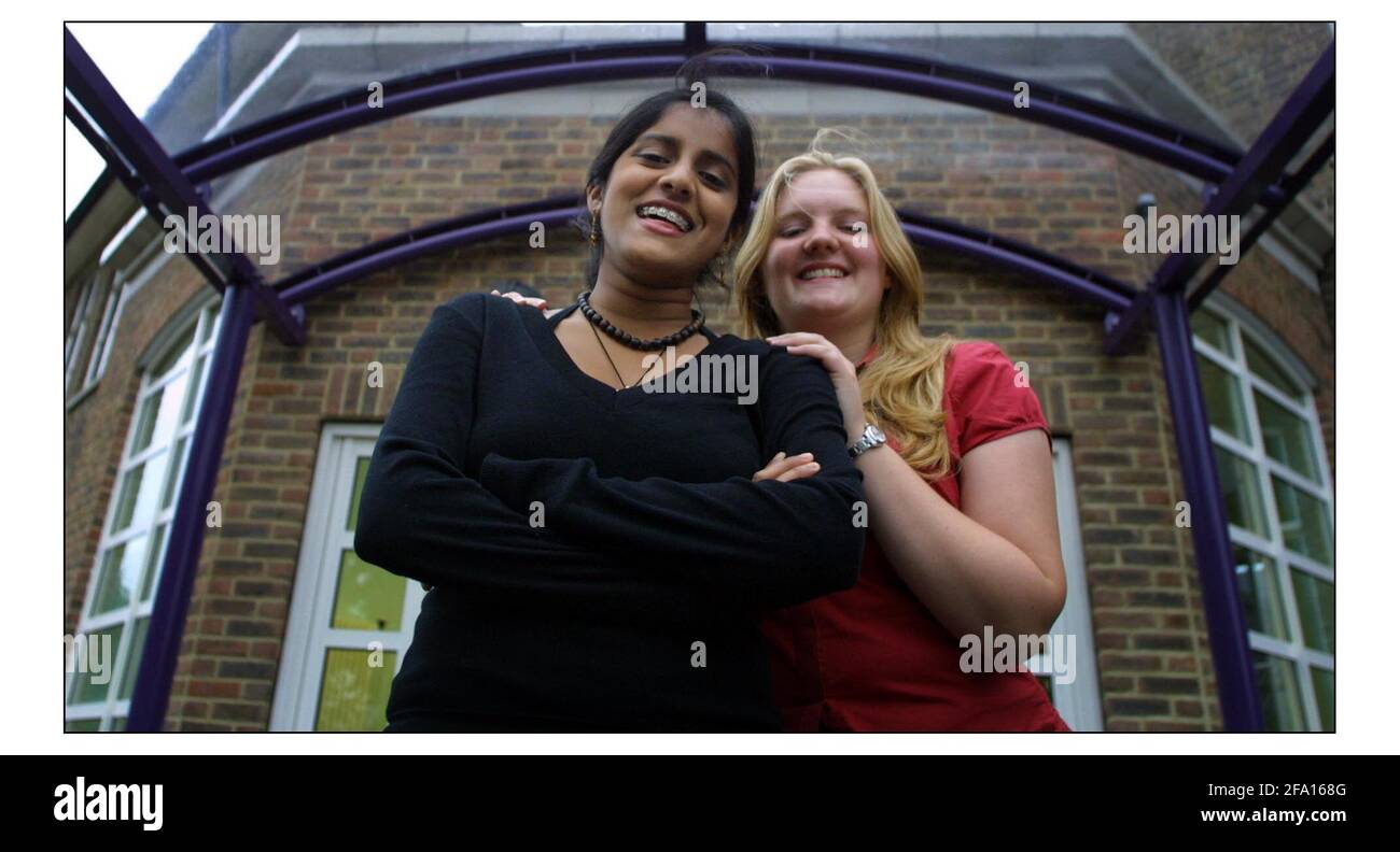 17 Year olds Jasmin Rouf and Zoe Slater at the Highcliff  school in  Christchurch who will be at the Labour Party conf in Bournmouth tomorrow.pic David Sandison 1/10/2003 Stock Photo