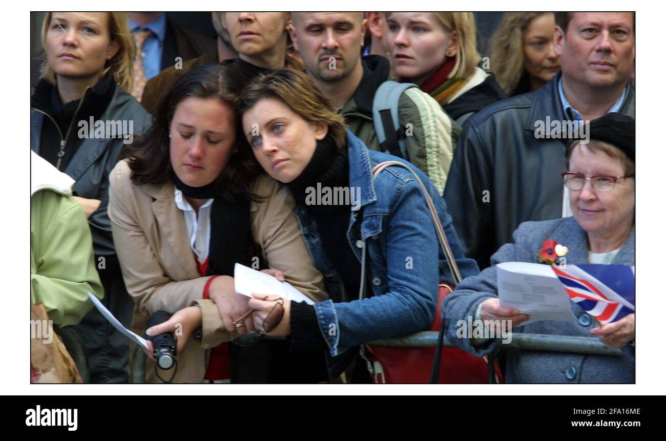 Crouds outside of St. Pauls cathedral for the Rememberance service for the victims of the Bali bombs.pic David Sandison 25/10/2002 Stock Photo
