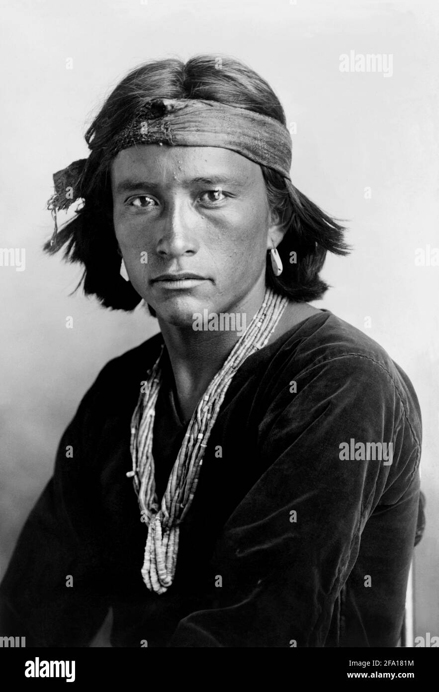 1906 , USA :  Native American portrait of NAVAJO BOY . Photo by photographer KARL E. MOON ( 1878 - 1914 ). - The North American Indian - HISTORY - foto storiche   - foto storica  -  Indians - INDIANI D' AMERICA - PELLEROSSA - natives americans  - Indians of North America - INDIANO - GUERRIERO - WARRIOR - portrait - ritratto  - SELVAGGIO WEST - NICE BEAUTIFUL MAN MEN - UOMO BELLO - PORTRAIT - RITRATTO - collana - necklace - perline --- Archivio GBB Stock Photo