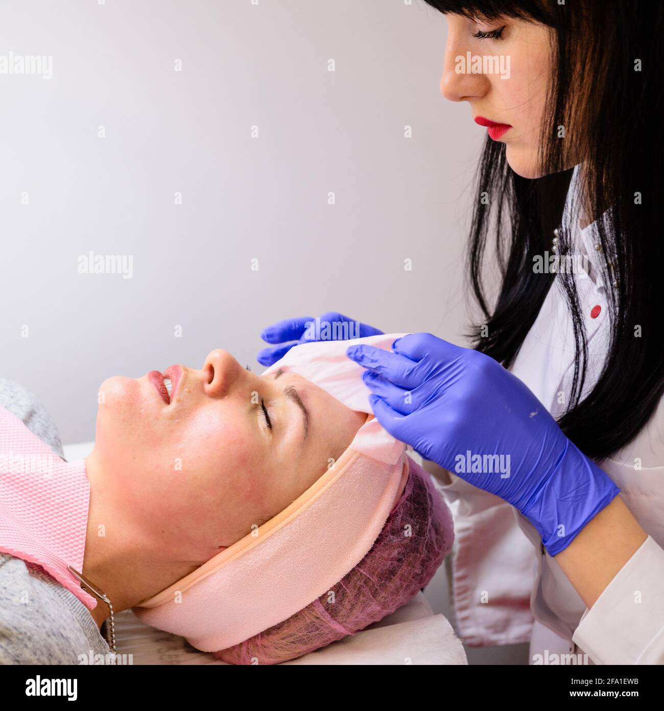Washing the face before the ultrasonic cleansing procedure, the procedure of recovery and