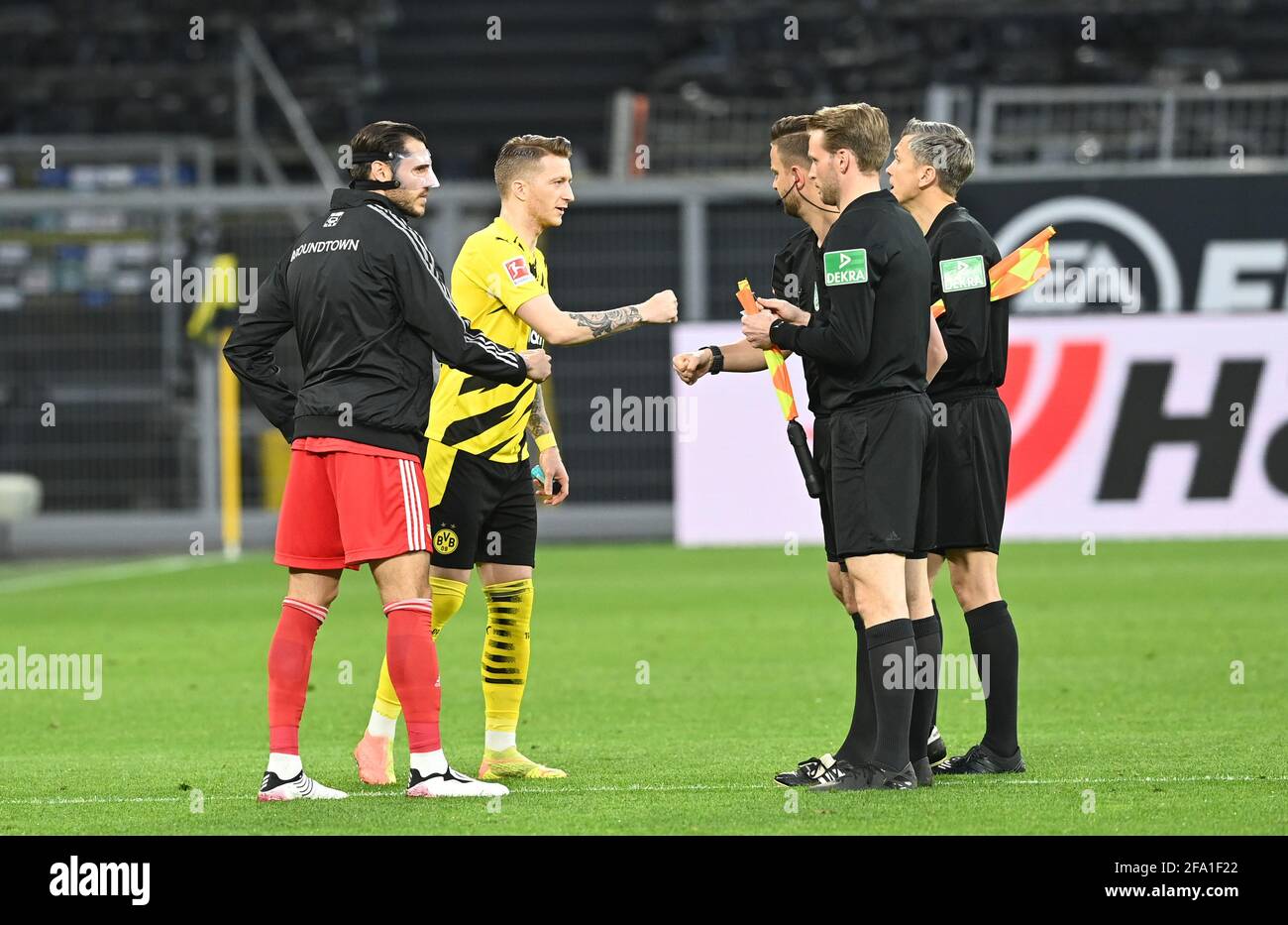v. l. Christopher Trimmel (1. FC Union Berlin), Marco Reus (Borussia Dortmund), Schiedsrichter Daniel Schlager, Linienrichter Sven Waschitzki, Linienr Stock Photo