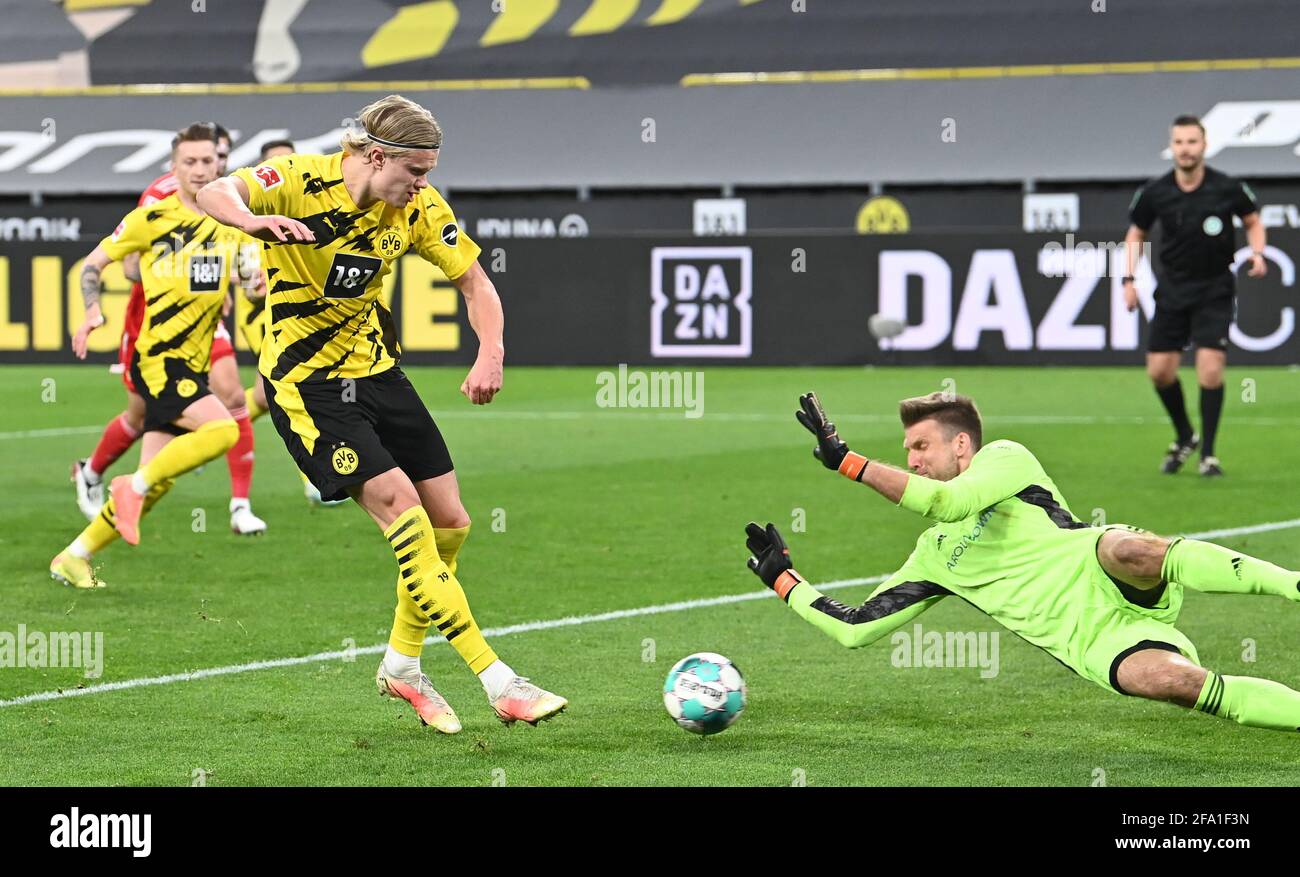 v. l. Erling Haaland (Borussia Dortmund), Torhüter Andreas Luthe (1. FC Union Berlin) Fussball