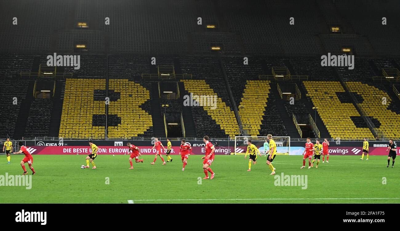 leere Ränge beim Angriff der Dortmunder, hinten die Südtribüne,    Fussball, Herren, Saison 2020/2021, 1. Bundesliga (30. Spieltag), Borussia Dortmund Stock Photo