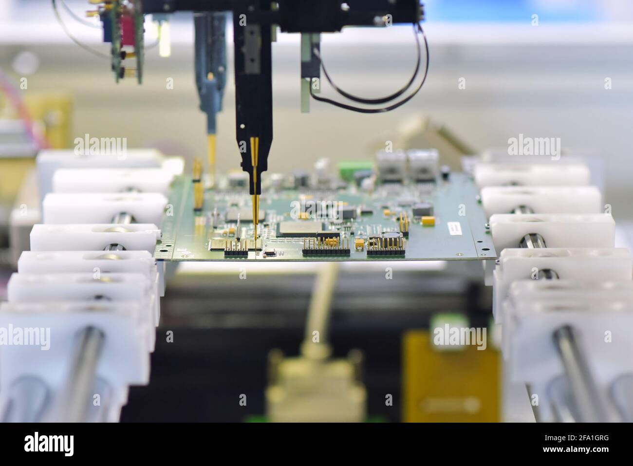 robot automatically assembles circuit board with electronic components ...