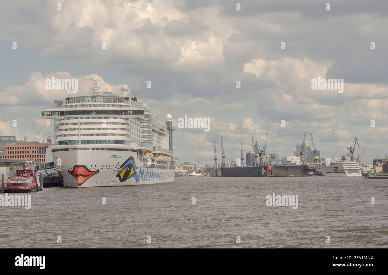 Hamburger Hafen mit einen Schiff der AIDA Stock Photo