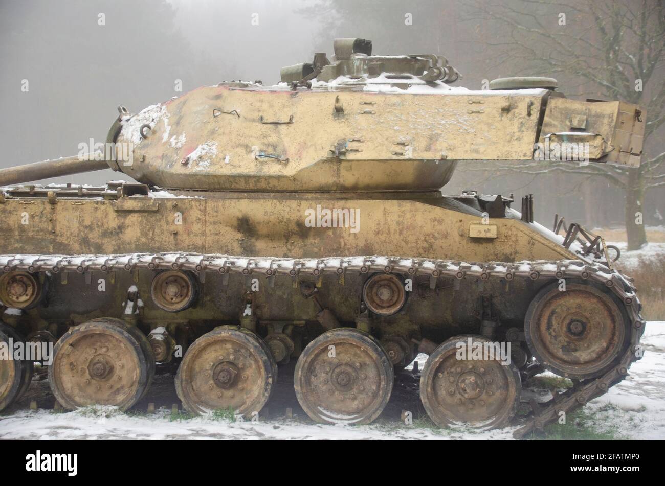 Alte Panzer in einer Landschaft mit Schnee Stock Photo