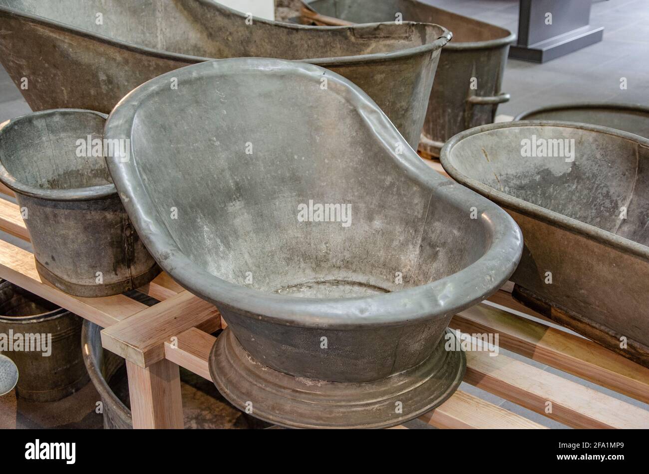 Each zinc bath is an original old zinc bath, old gel or bath tub from