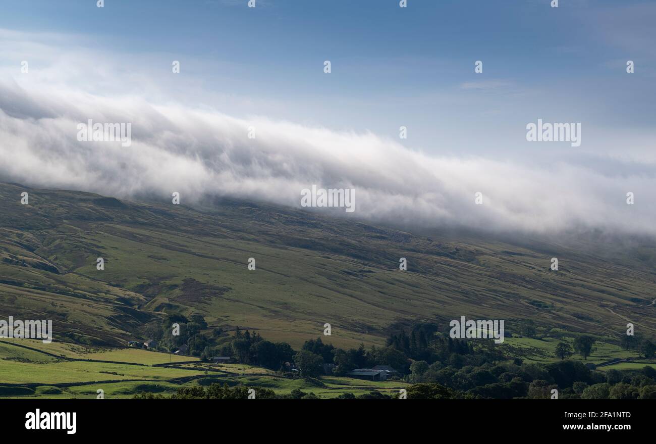 Fog covering valley atmospheric hi-res stock photography and images - Alamy