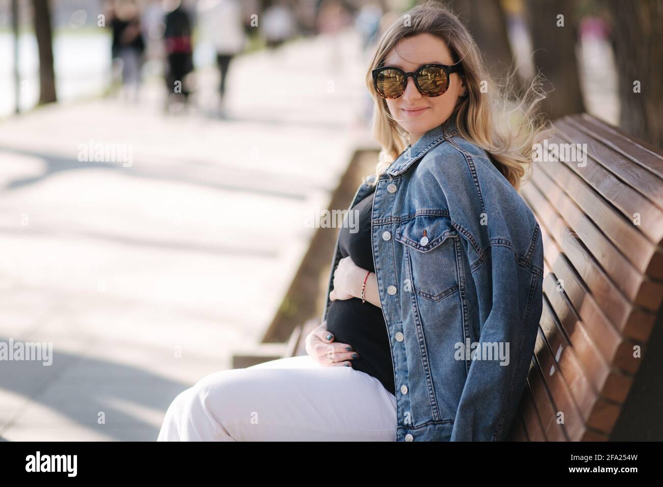 Pregnant woman in park looking hi-res stock photography and images - Page 8  - Alamy