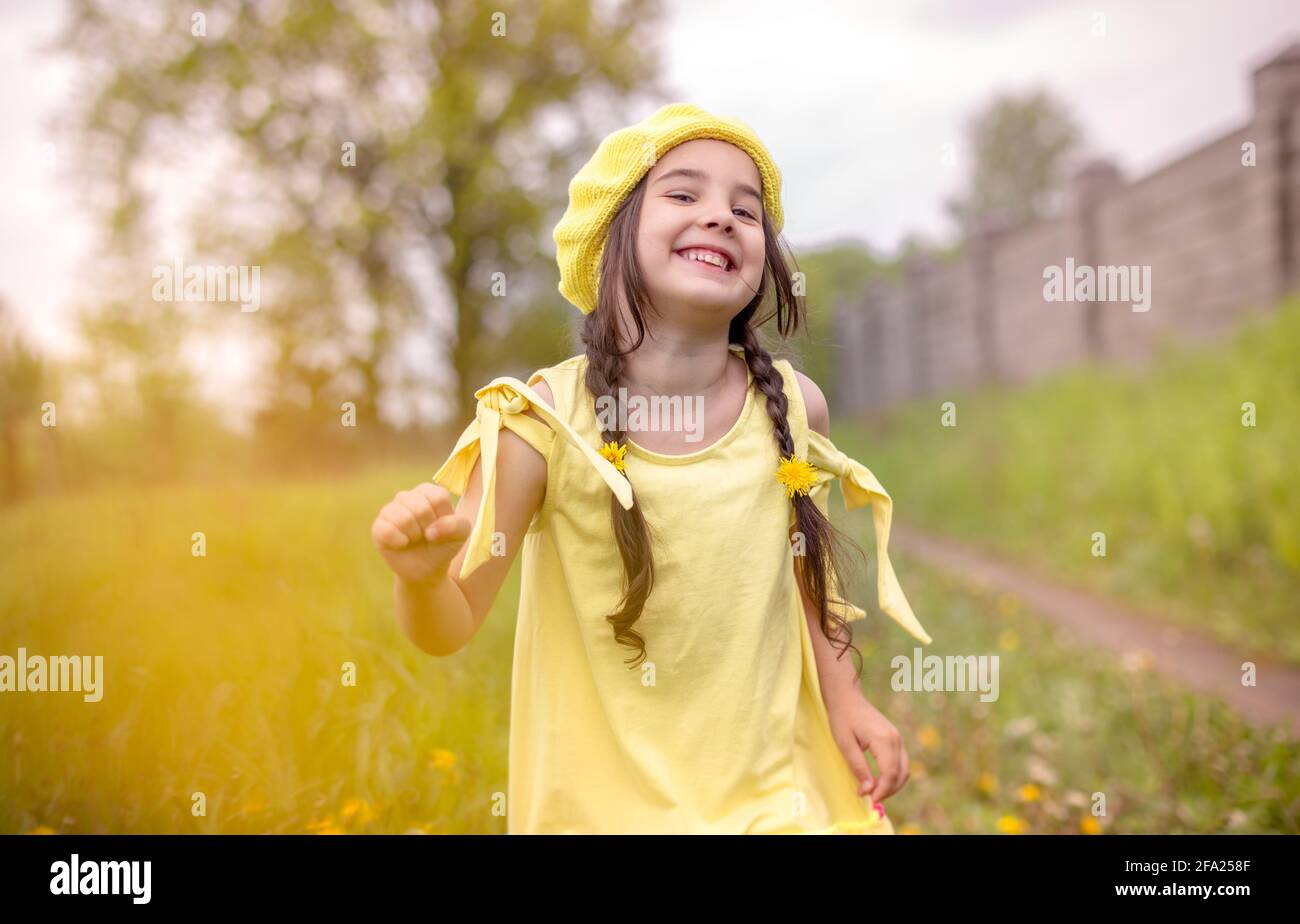 Girl in yellow dress dancing hires stock photography and images Alamy