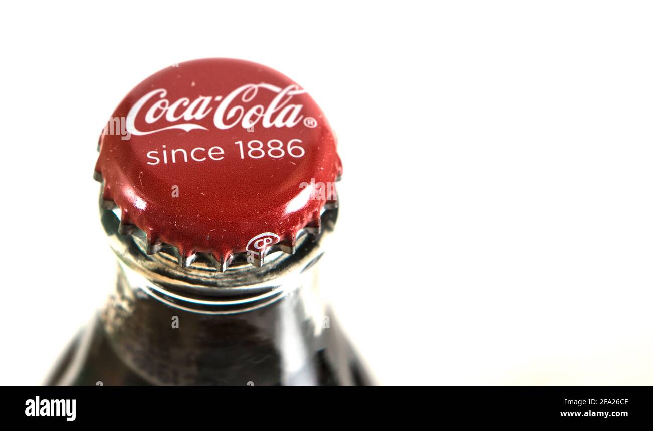 Die klassische Coca-Cola Flasche aus Glas mit der seit Jahrzenten weltweit bekannten Form. Stock Photo