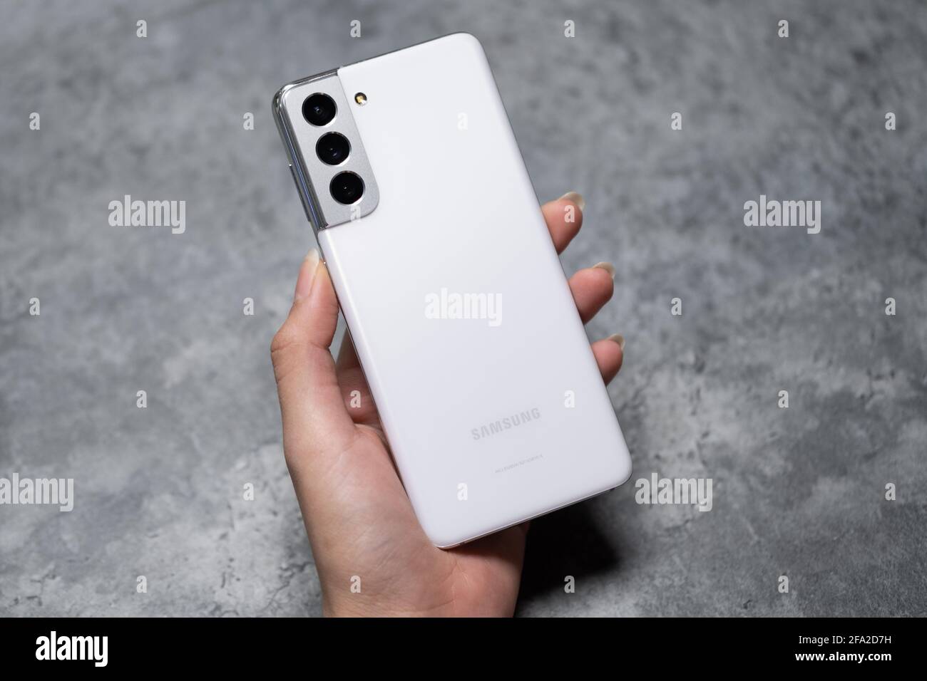 Samsung s21 ultra hi-res stock photography and images - Alamy