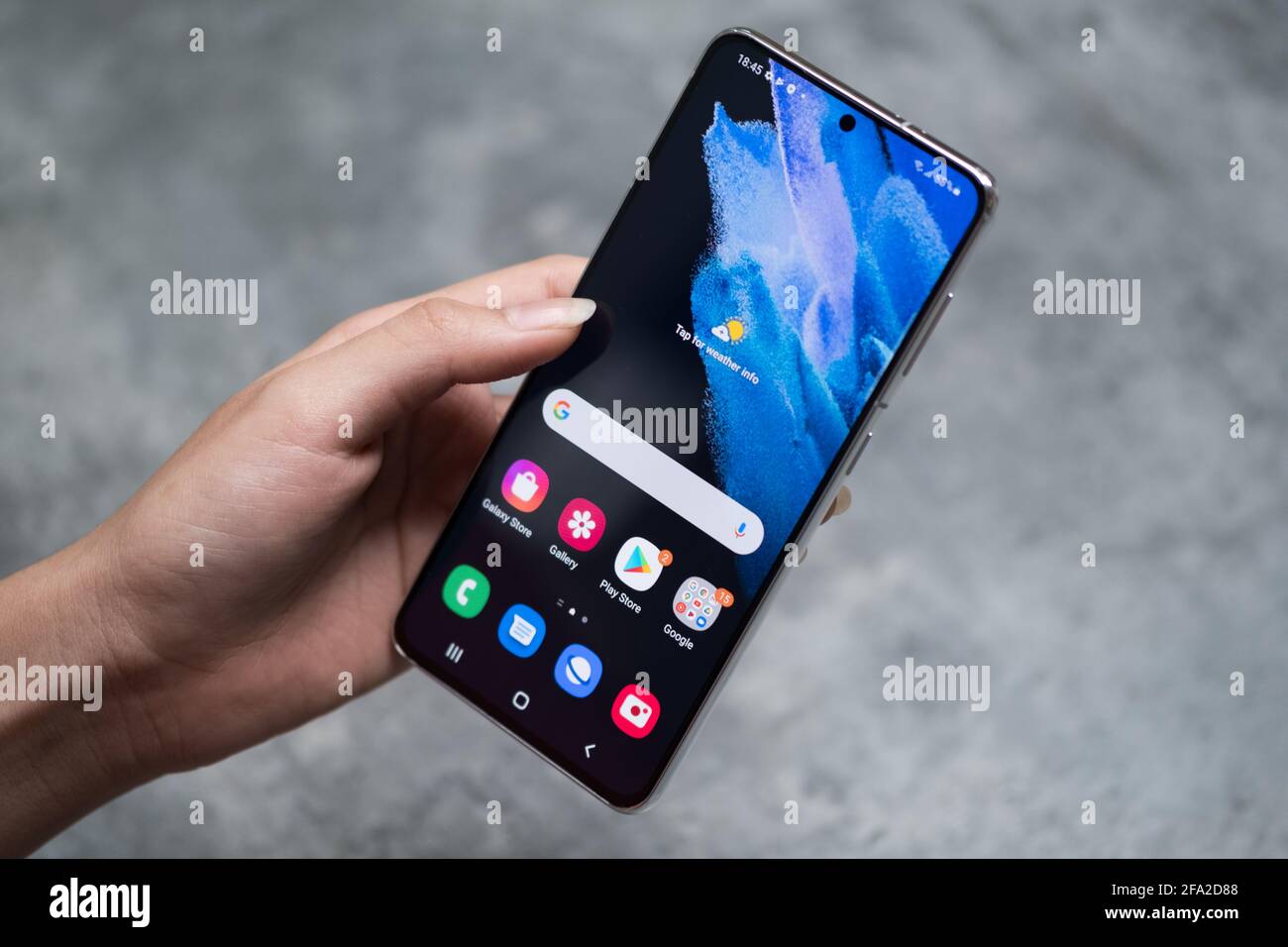 Samsung s21 plus fotografías e imágenes de alta resolución - Alamy